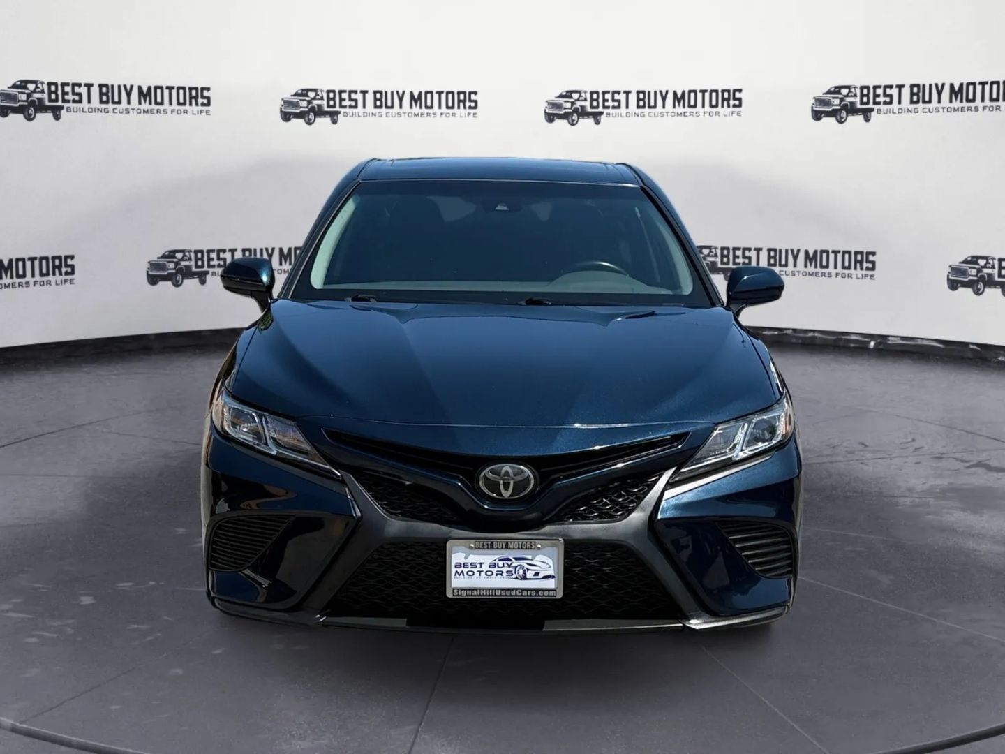 2018 Toyota Camry SE photo 2
