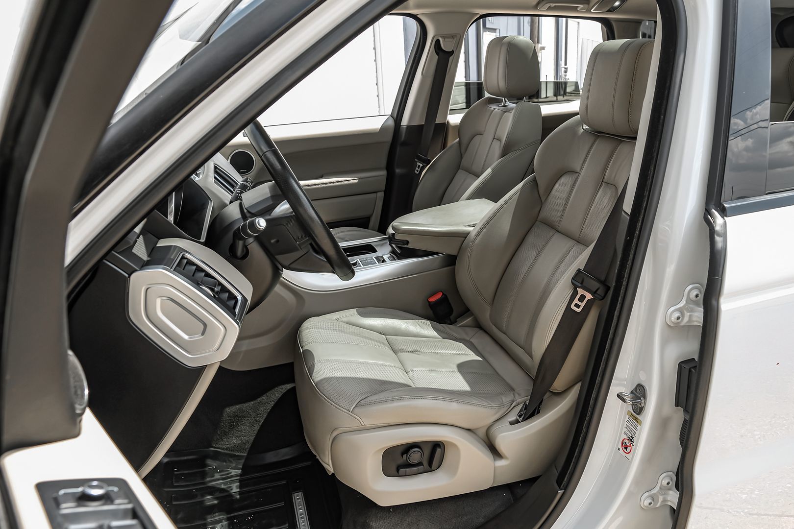 2016 Land Rover Range Rover Sport SE photo 5
