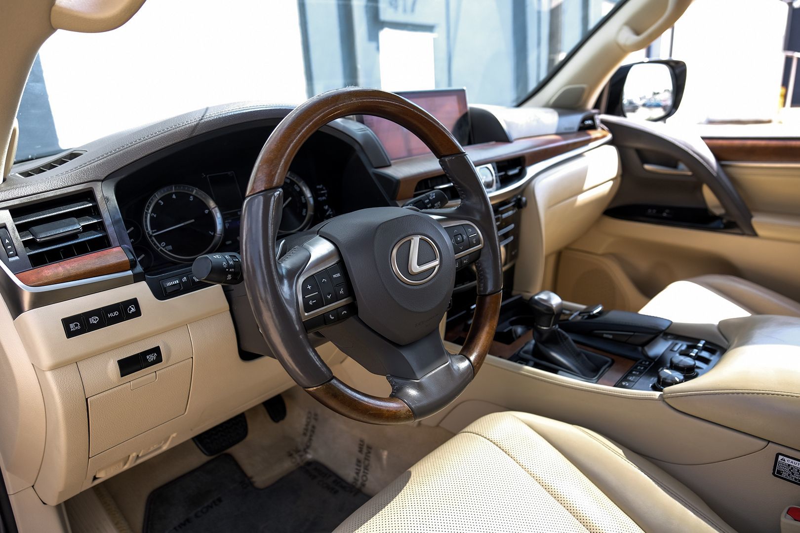 2016 Lexus LX 570 photo 2