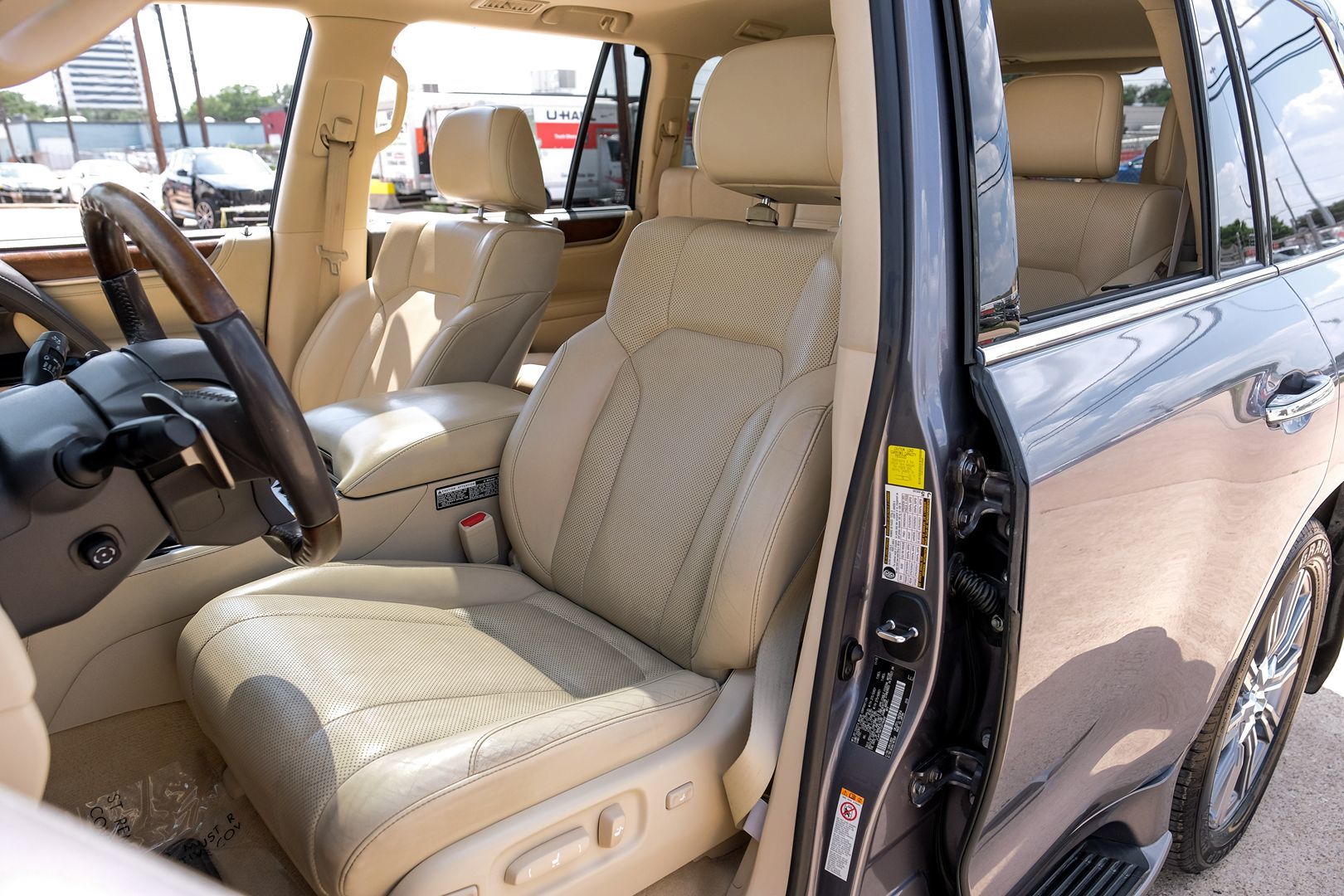 2016 Lexus LX 570 photo 3
