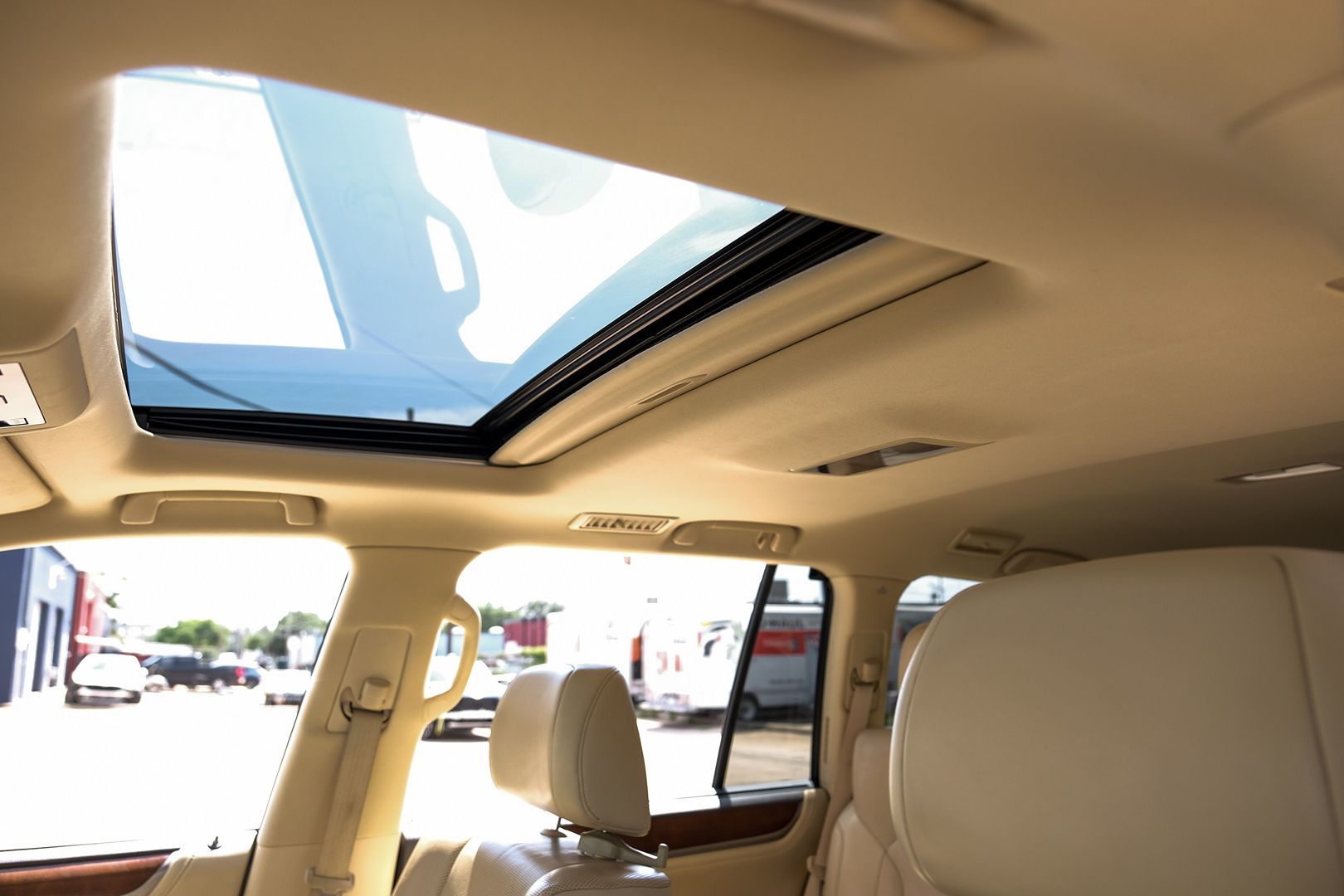 2016 Lexus LX 570 photo 4