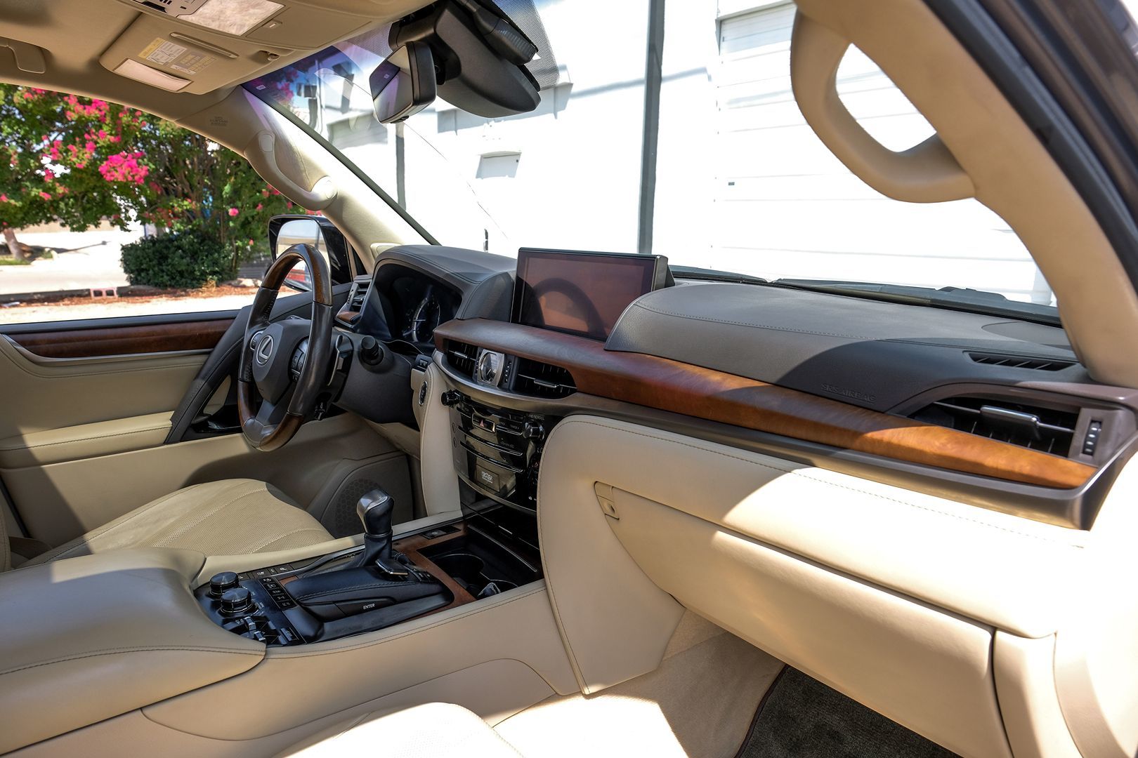 2016 Lexus LX 570 photo 14