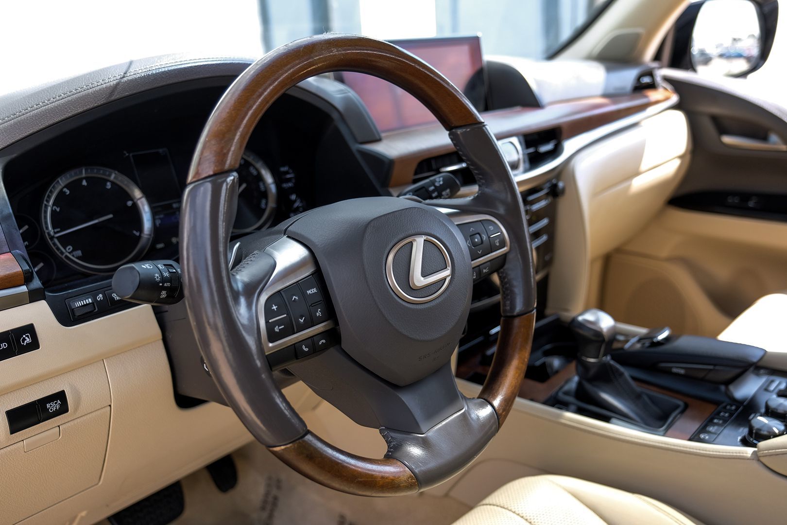 2016 Lexus LX 570 photo 17