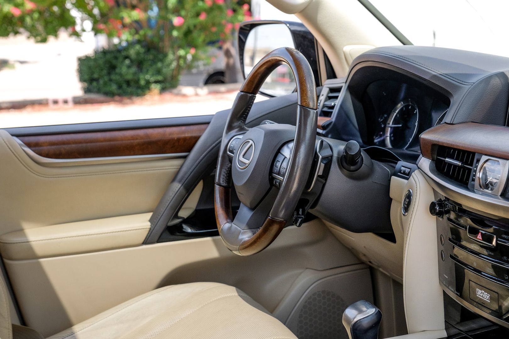 2016 Lexus LX 570 photo 16