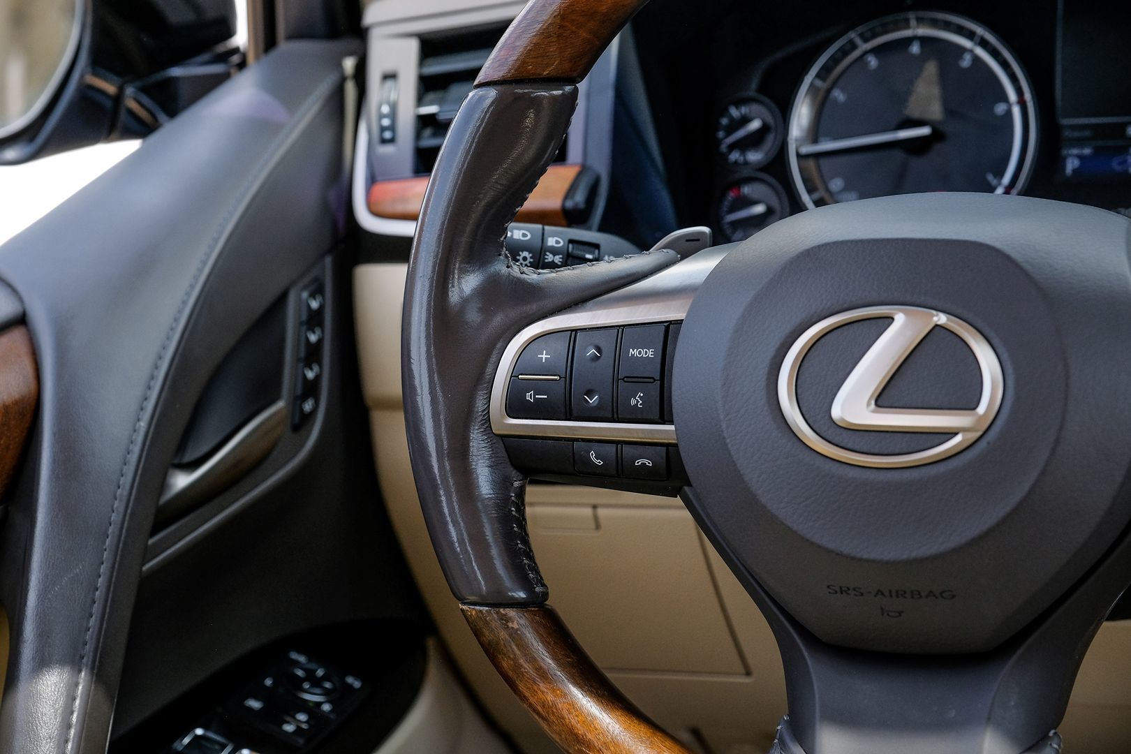 2016 Lexus LX 570 photo 18