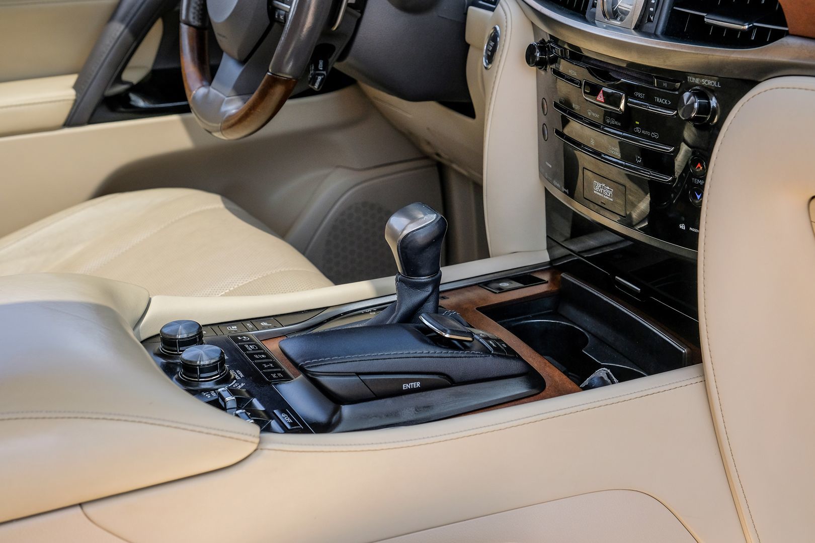 2016 Lexus LX 570 photo 26