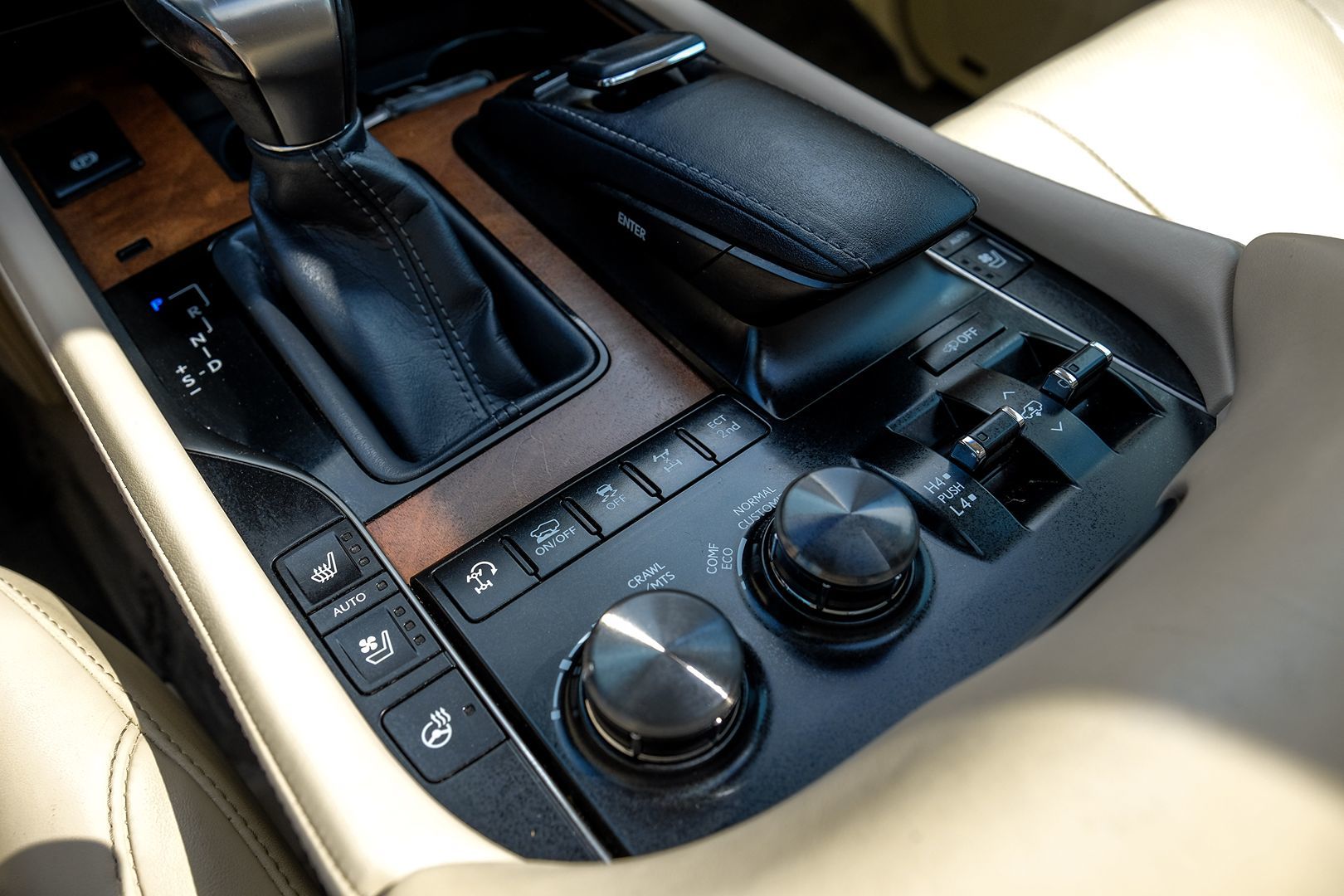 2016 Lexus LX 570 photo 28