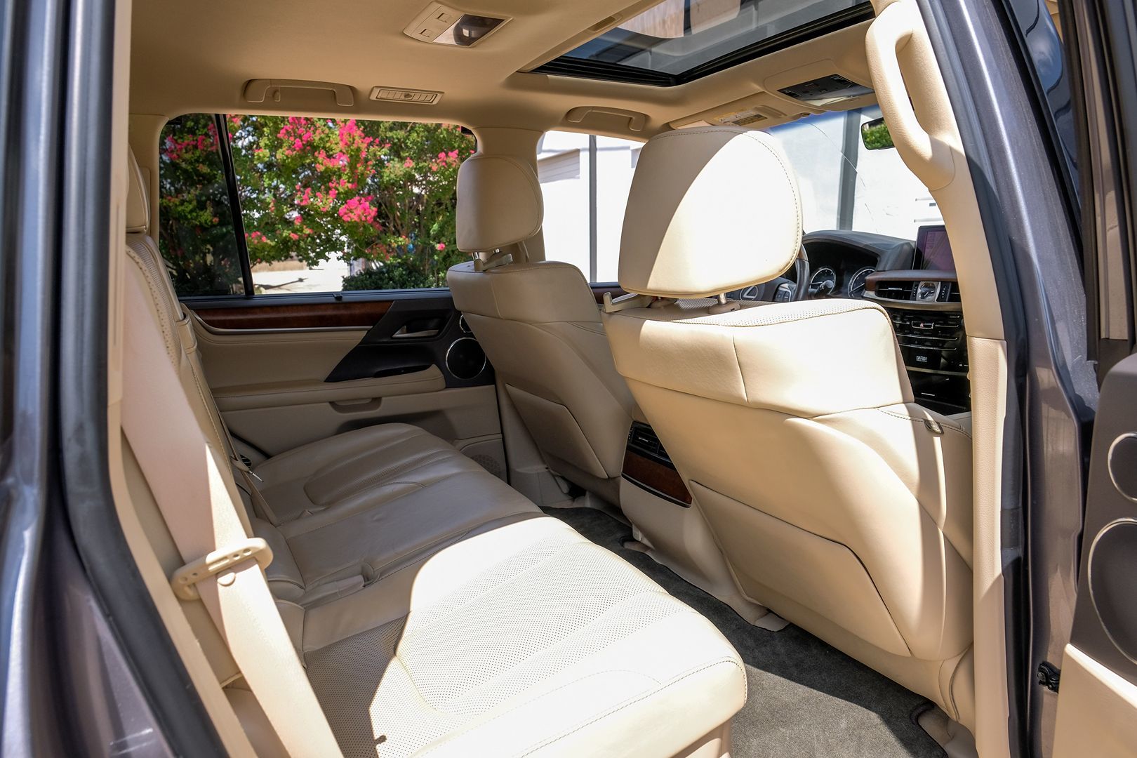 2016 Lexus LX 570 photo 35