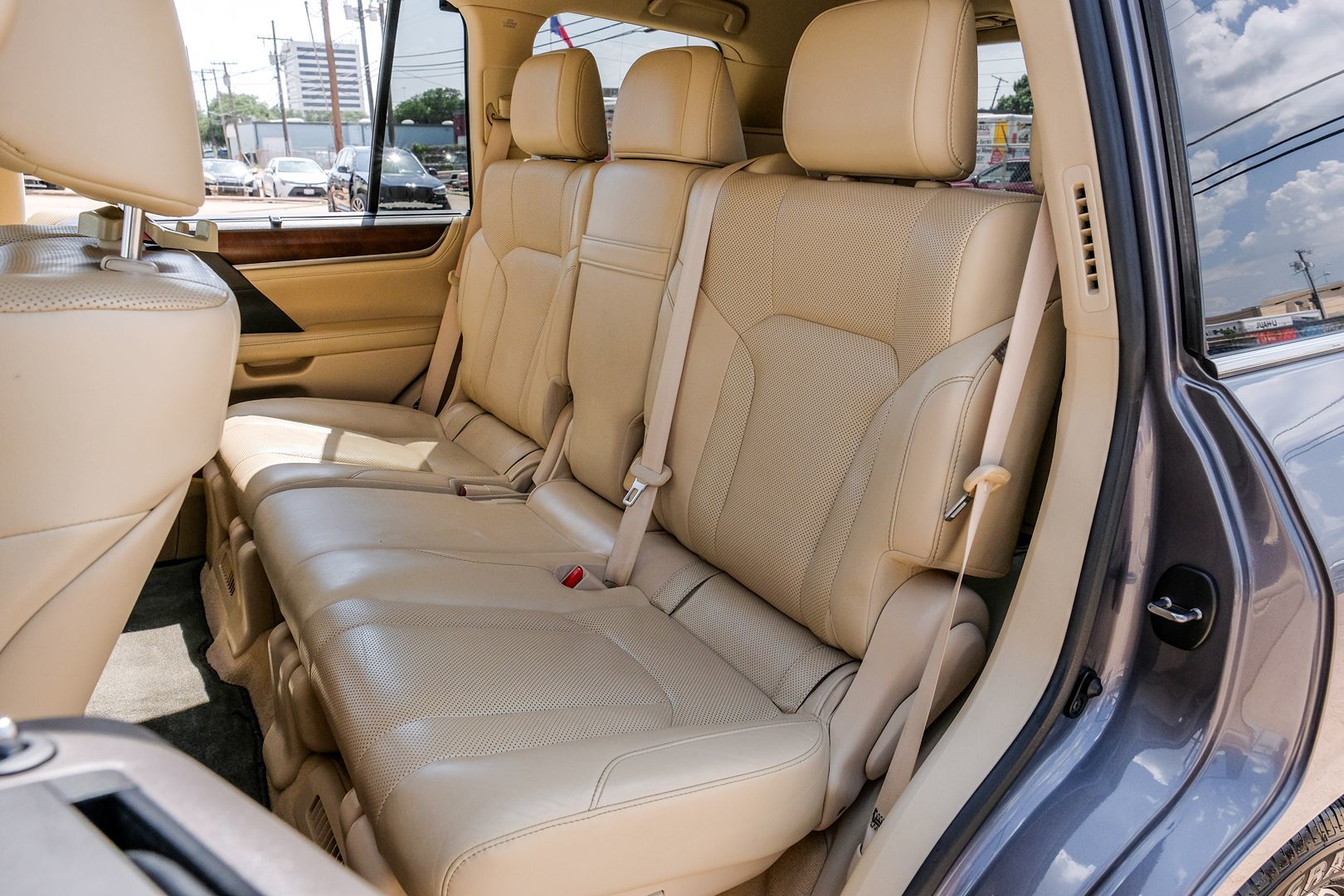 2016 Lexus LX 570 photo 36