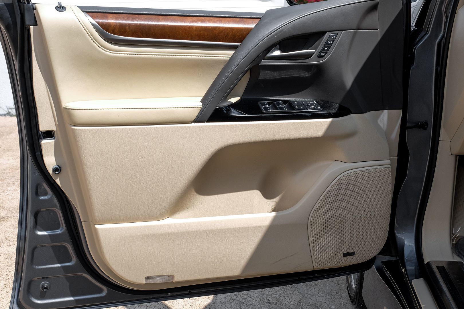 2016 Lexus LX 570 photo 39