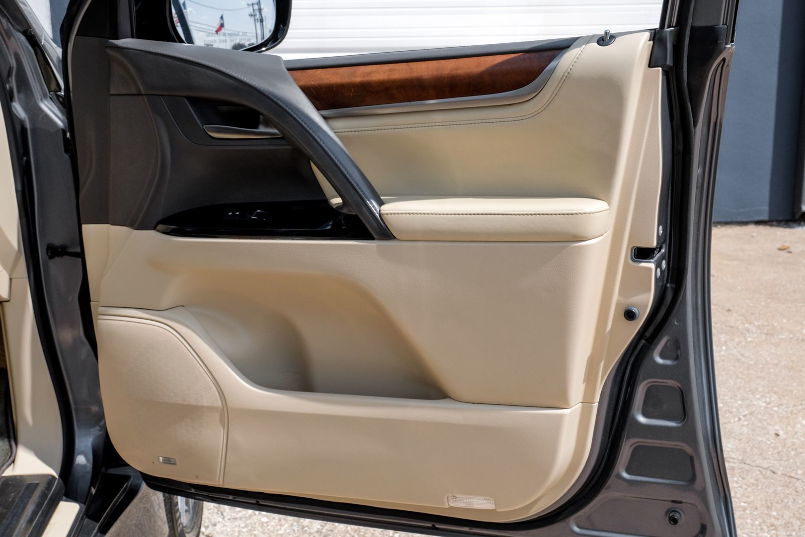 2016 Lexus LX 570 photo 41