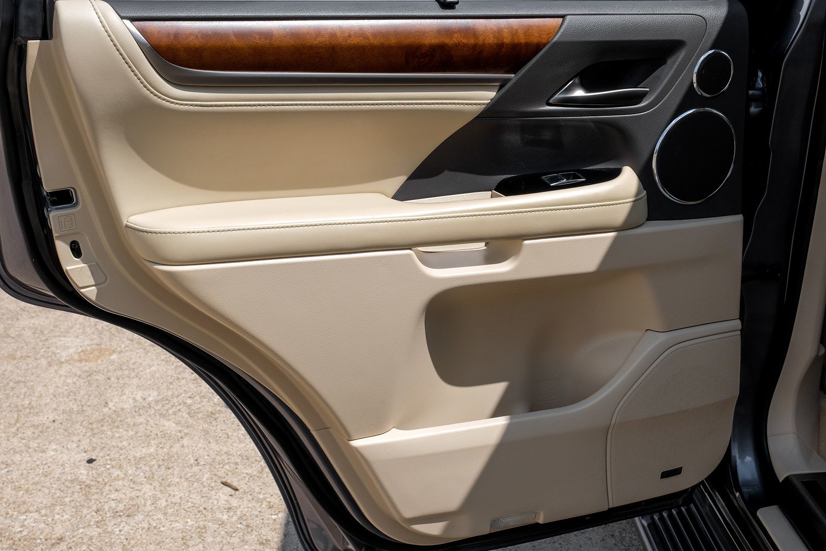 2016 Lexus LX 570 photo 42