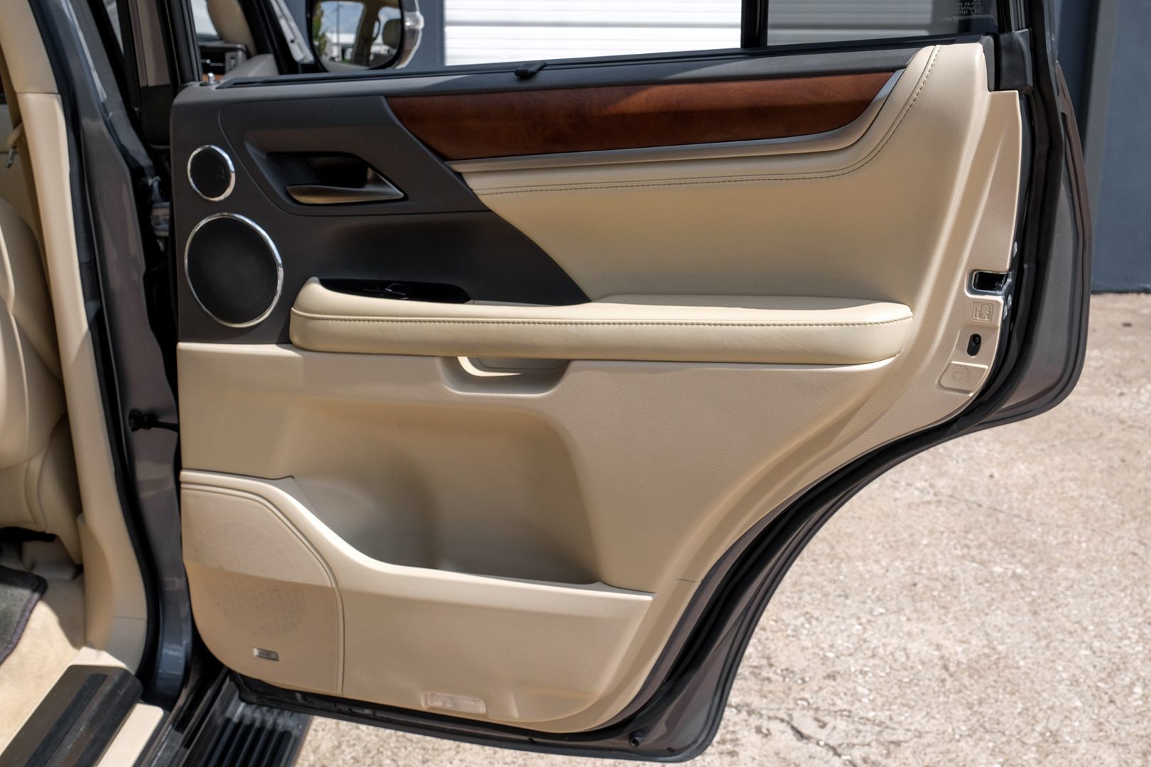 2016 Lexus LX 570 photo 43