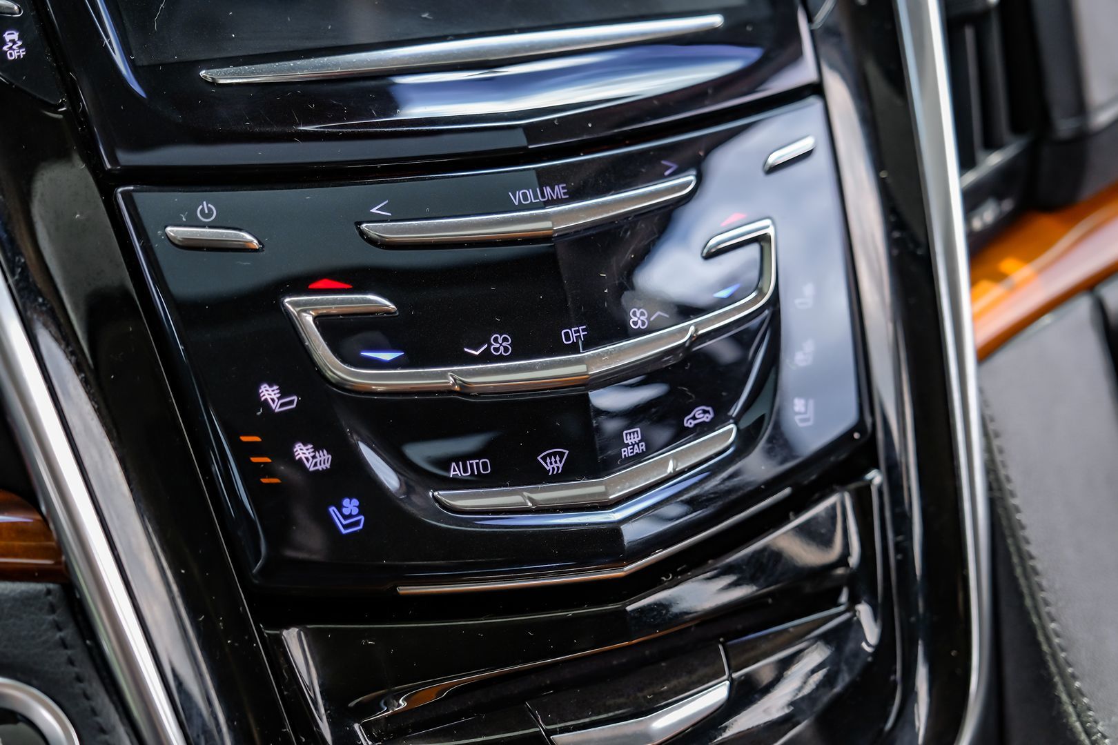 2018 Cadillac Escalade Luxury photo 25