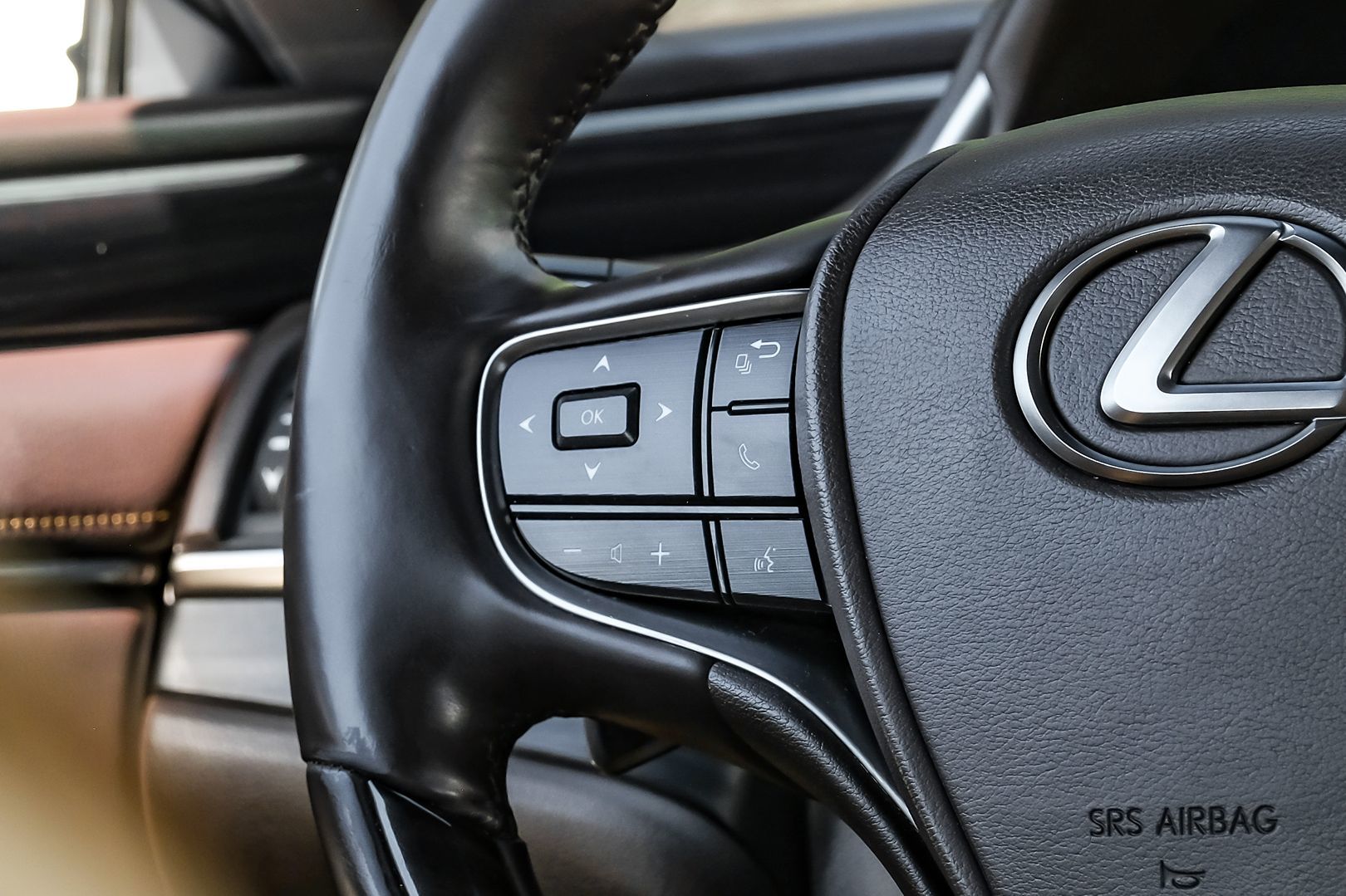 2021 Lexus ES 300h photo 22