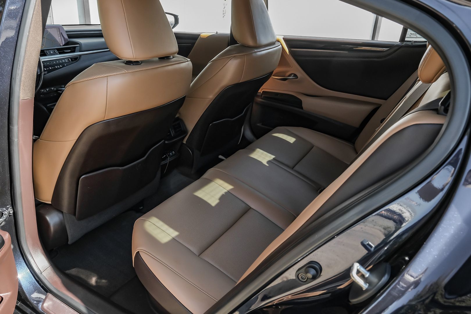 2021 Lexus ES 300h photo 40
