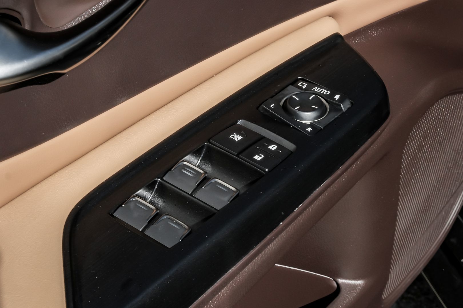 2021 Lexus ES 300h photo 45