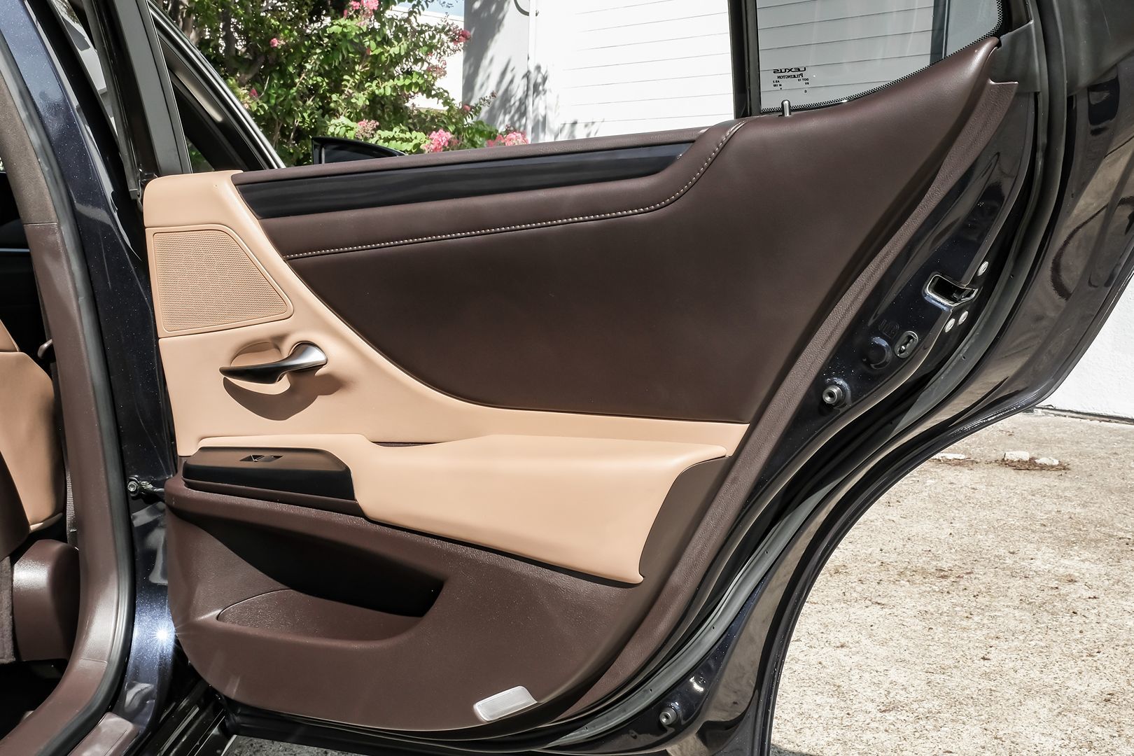 2021 Lexus ES 300h photo 47