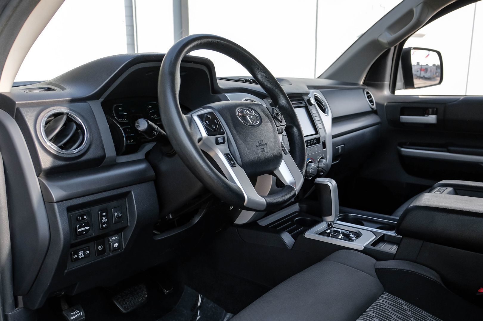 2018 Toyota Tundra SR5 photo 3