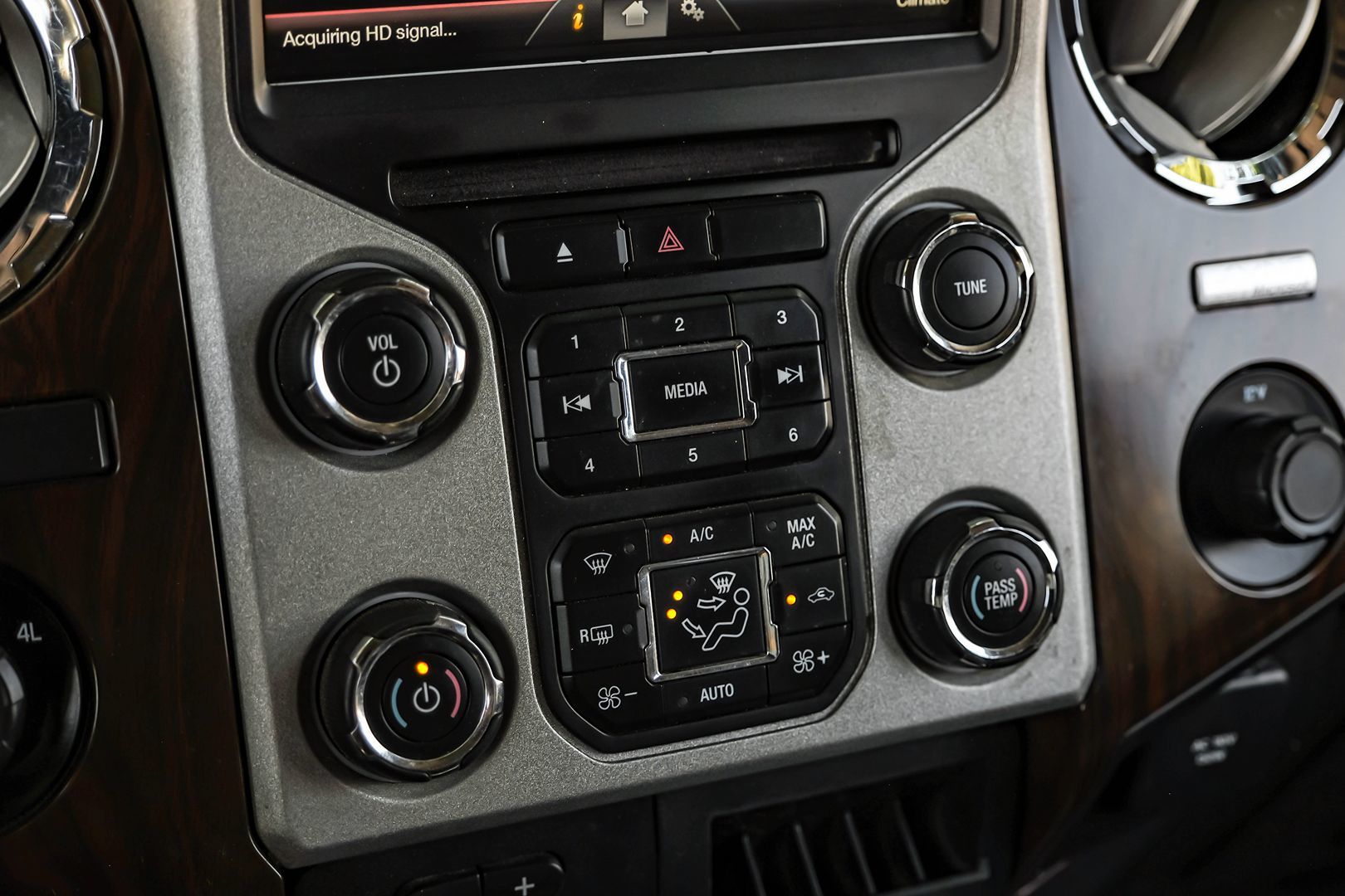 2015 Ford F-250 Lariat photo 27