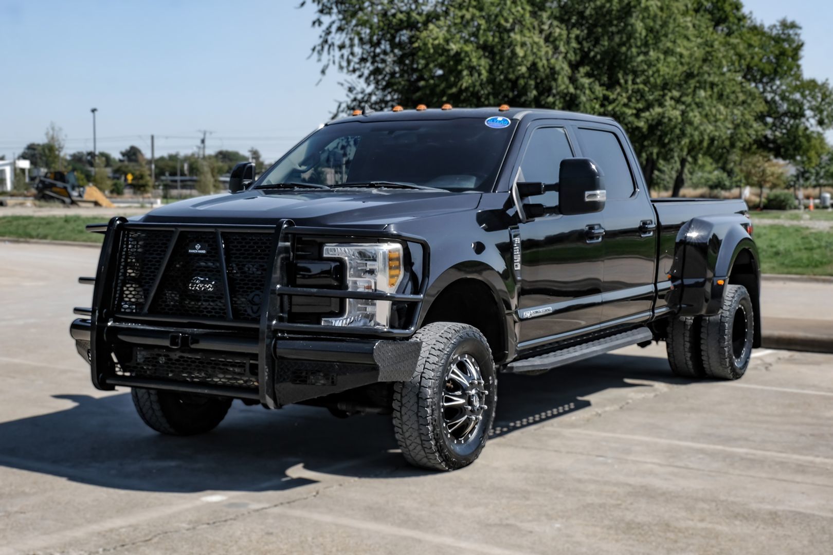 Photo 2 of this Ford Super Duty F-350 DRW