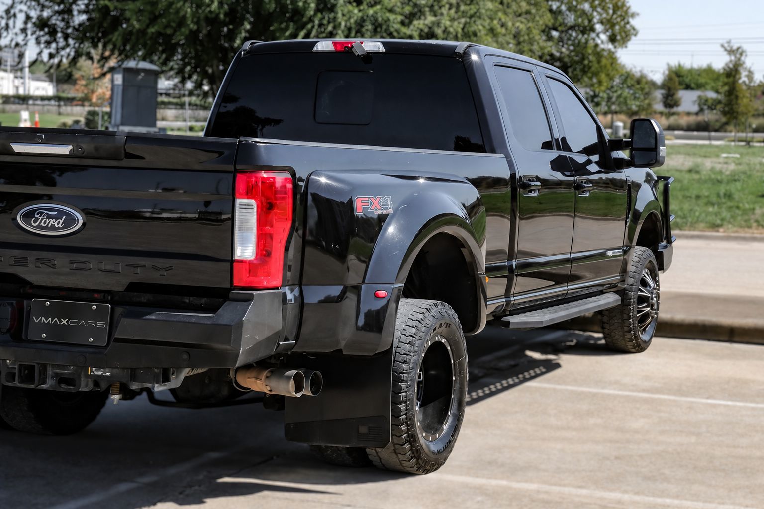 Photo 14 of this Ford Super Duty F-350 DRW