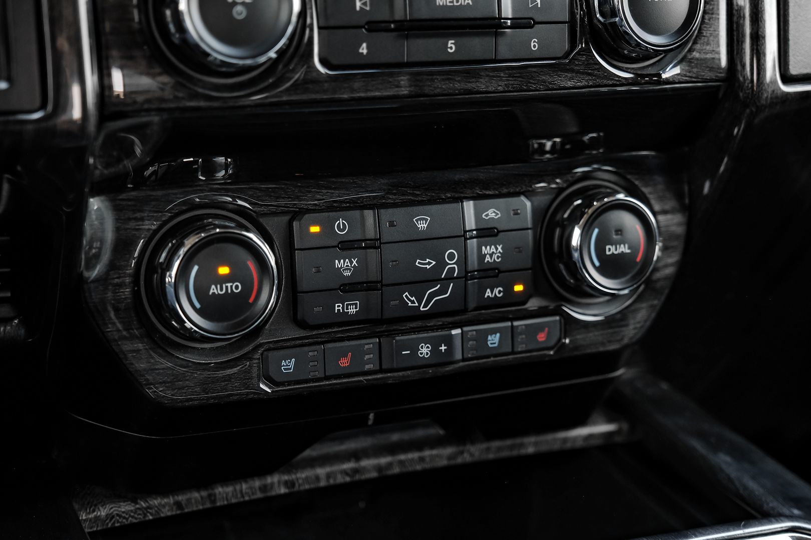Photo 30 of this Ford Super Duty F-350 DRW