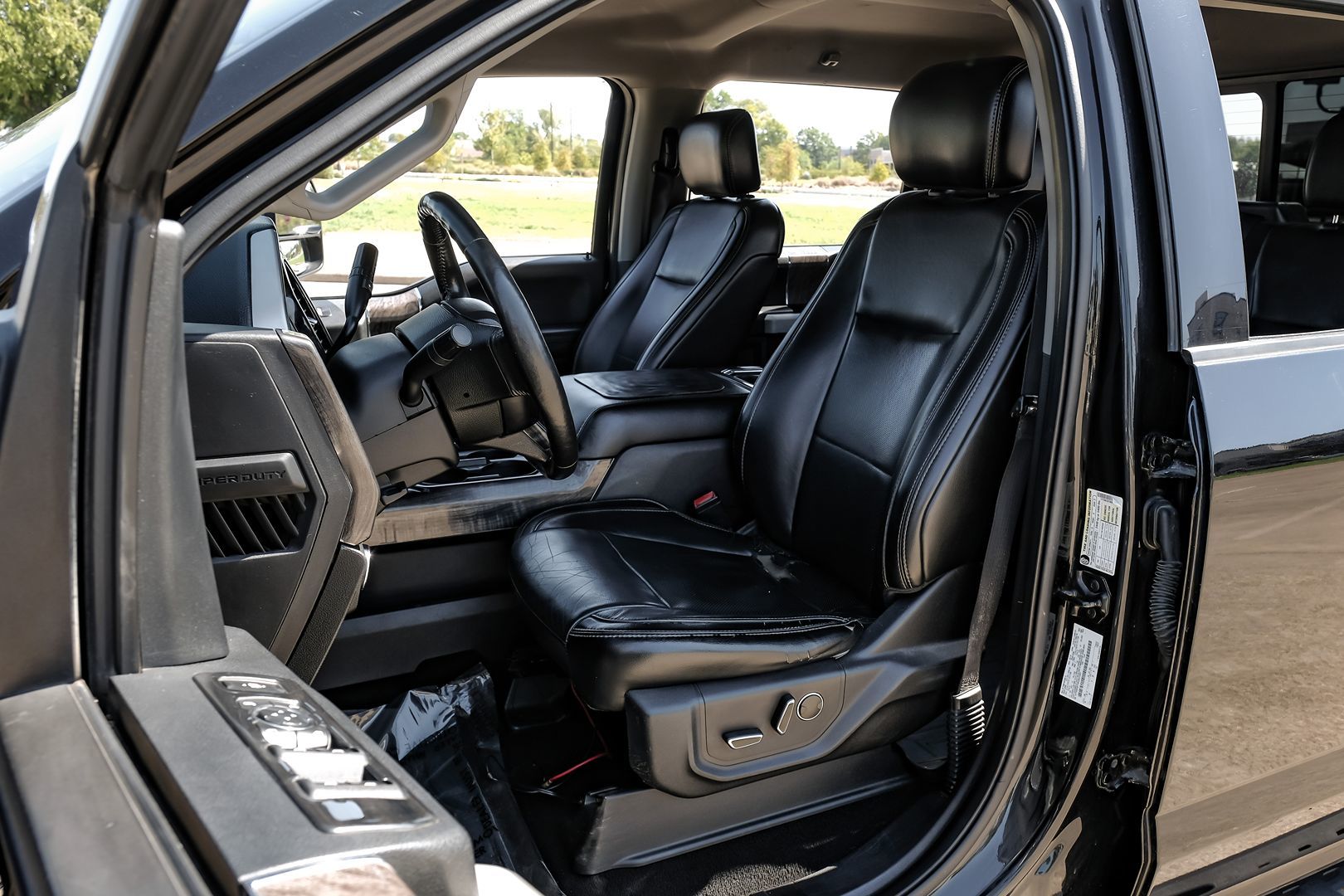 Photo 41 of this Ford Super Duty F-350 DRW