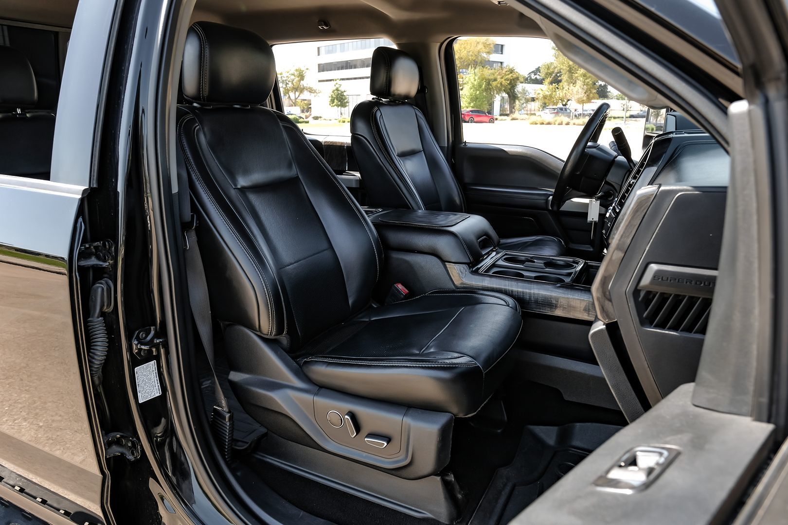Photo 44 of this Ford Super Duty F-350 DRW