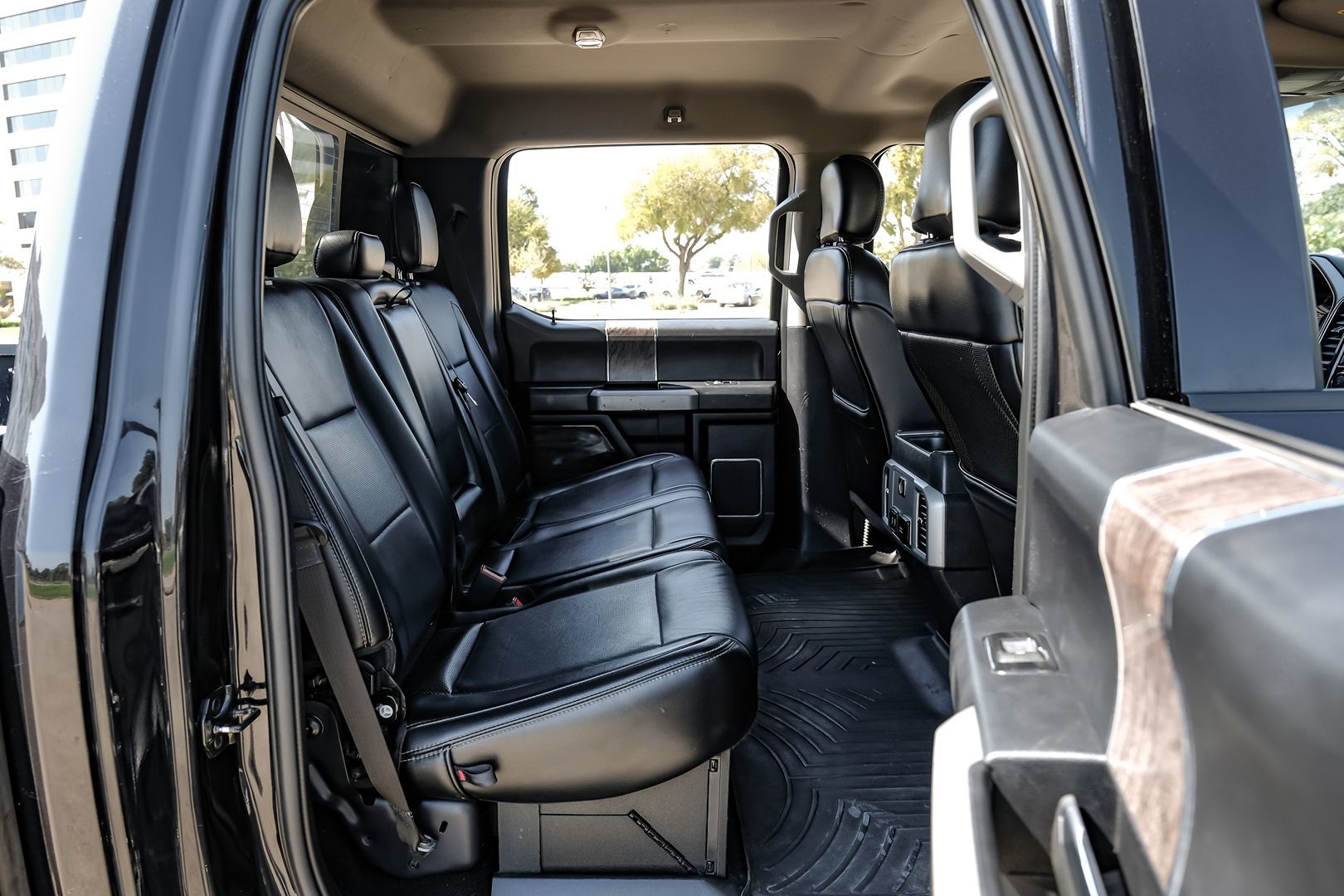 Photo 45 of this Ford Super Duty F-350 DRW