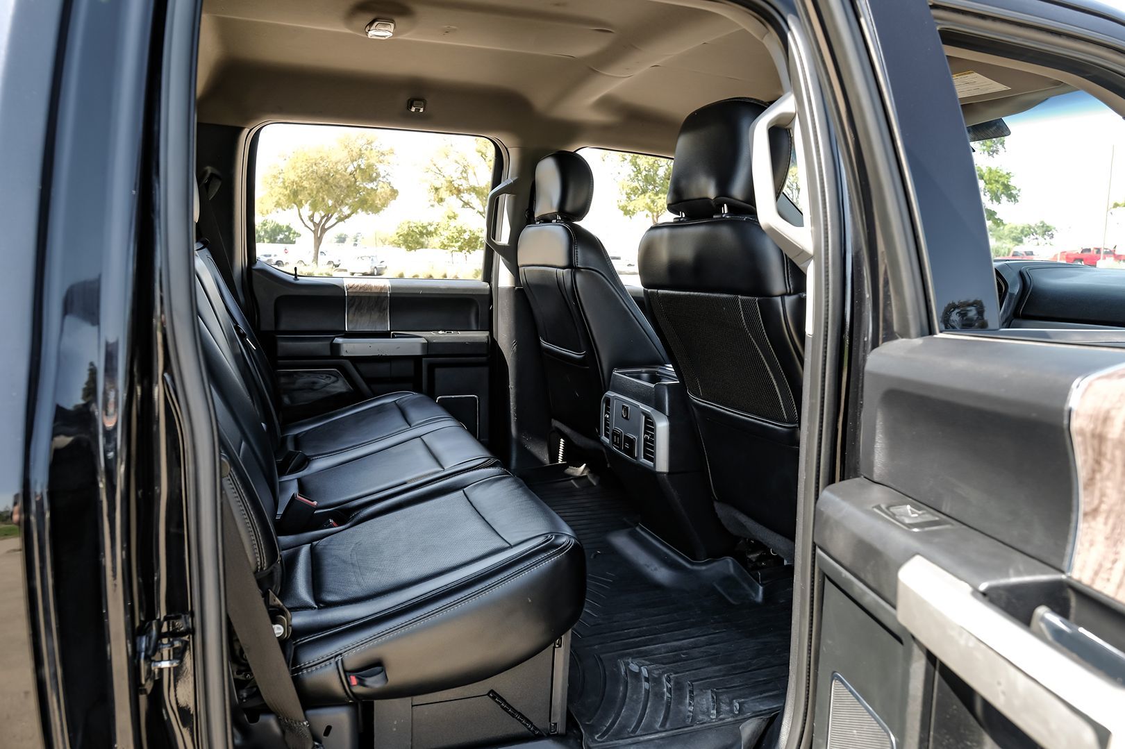 Photo 46 of this Ford Super Duty F-350 DRW