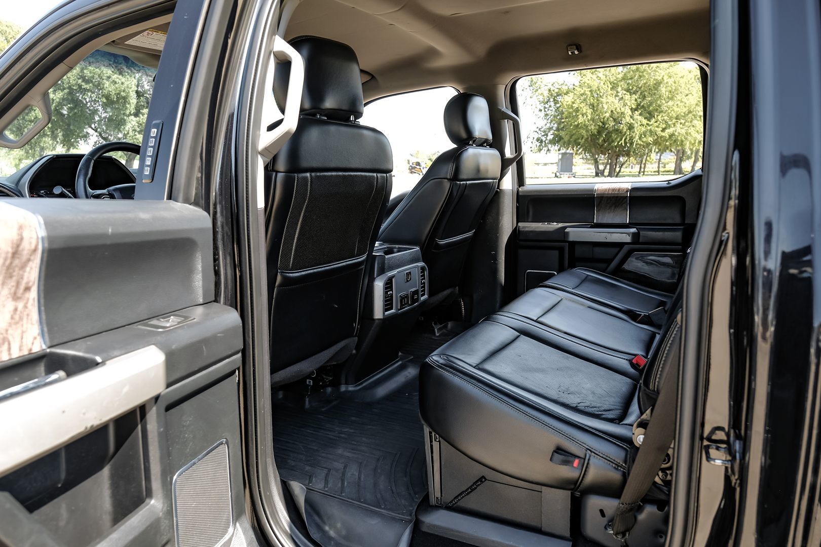 Photo 48 of this Ford Super Duty F-350 DRW