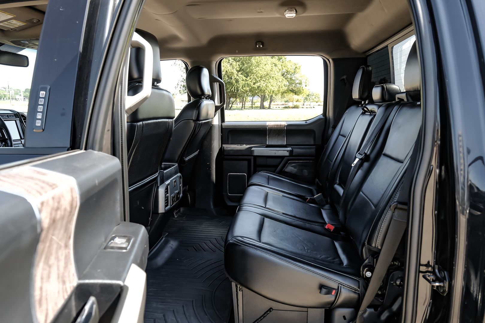 Photo 49 of this Ford Super Duty F-350 DRW
