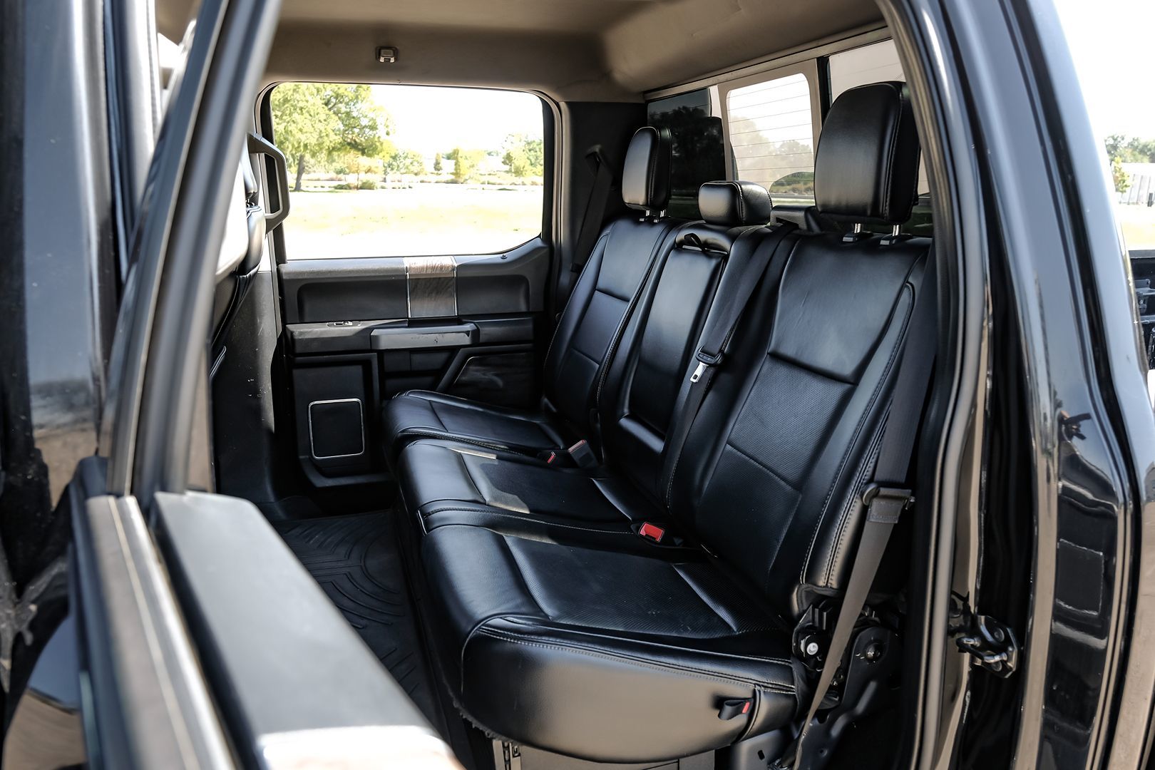 Photo 50 of this Ford Super Duty F-350 DRW