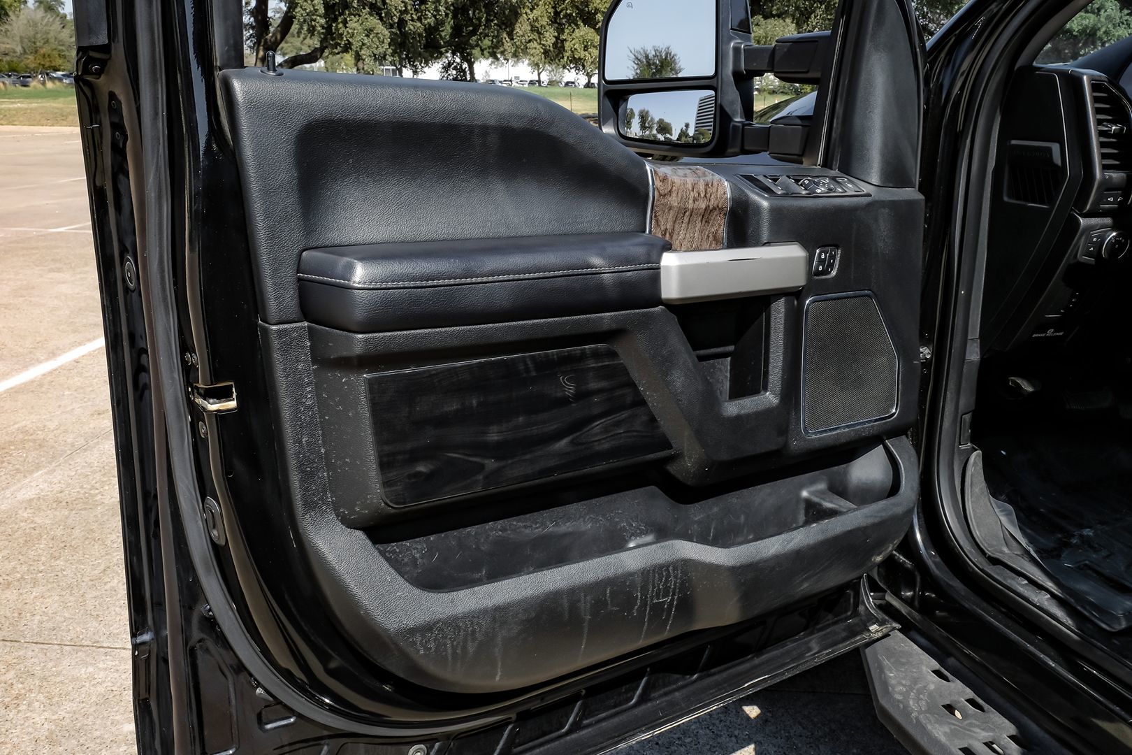 Photo 54 of this Ford Super Duty F-350 DRW