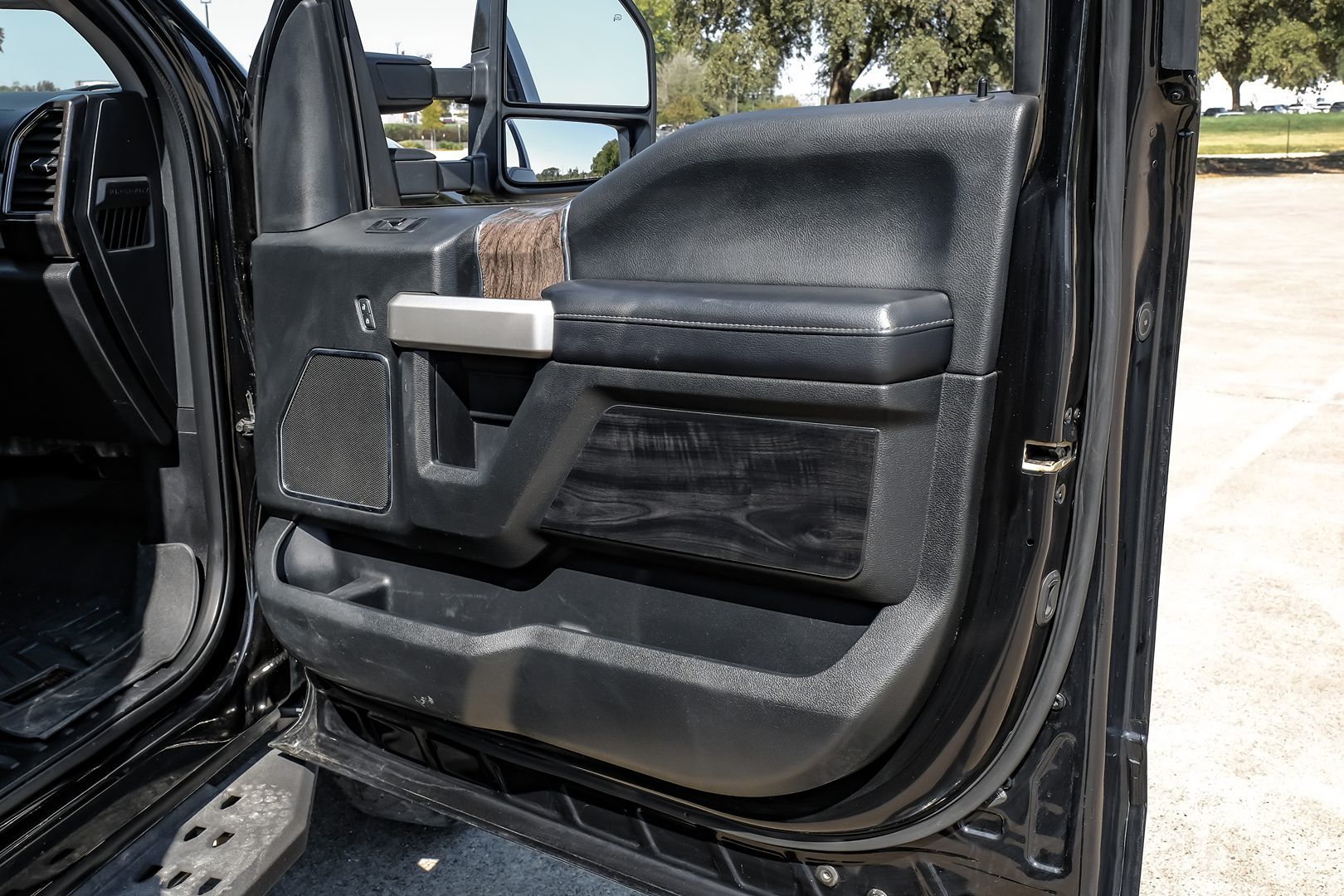 Photo 56 of this Ford Super Duty F-350 DRW