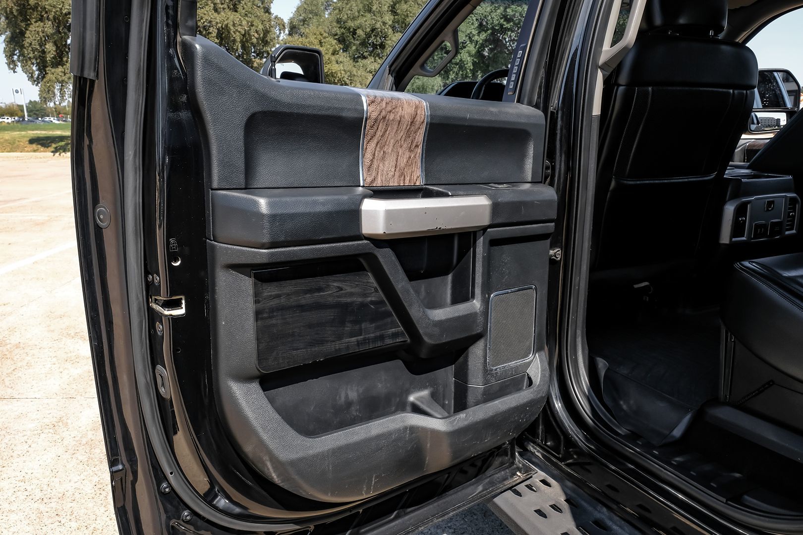 Photo 57 of this Ford Super Duty F-350 DRW