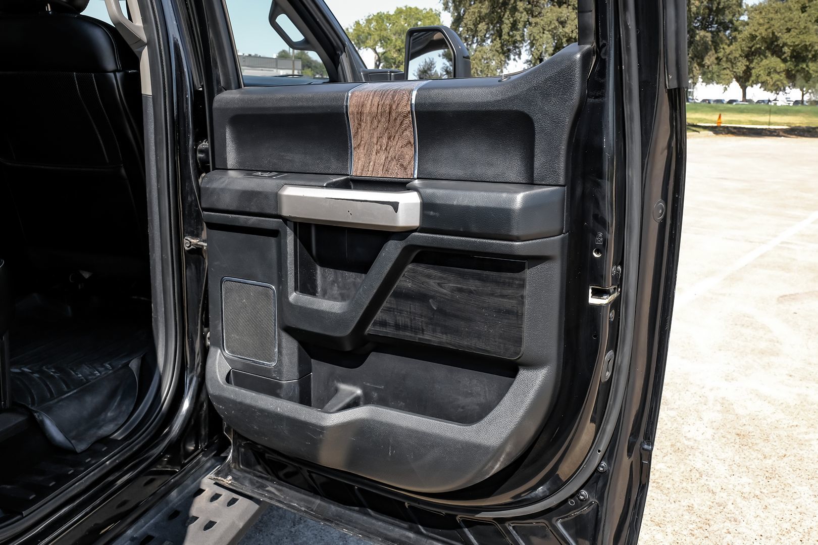 Photo 58 of this Ford Super Duty F-350 DRW