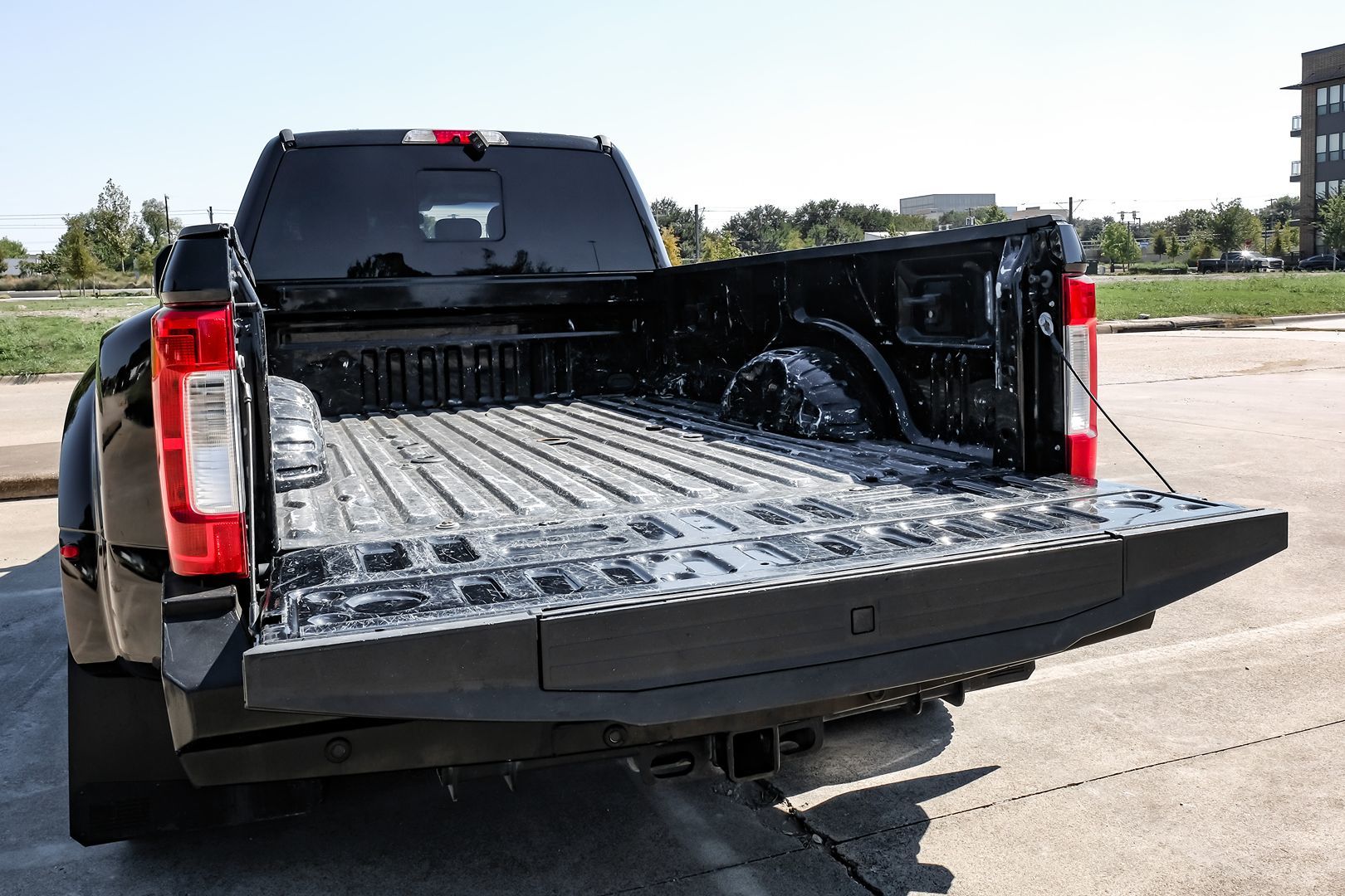 Photo 75 of this Ford Super Duty F-350 DRW