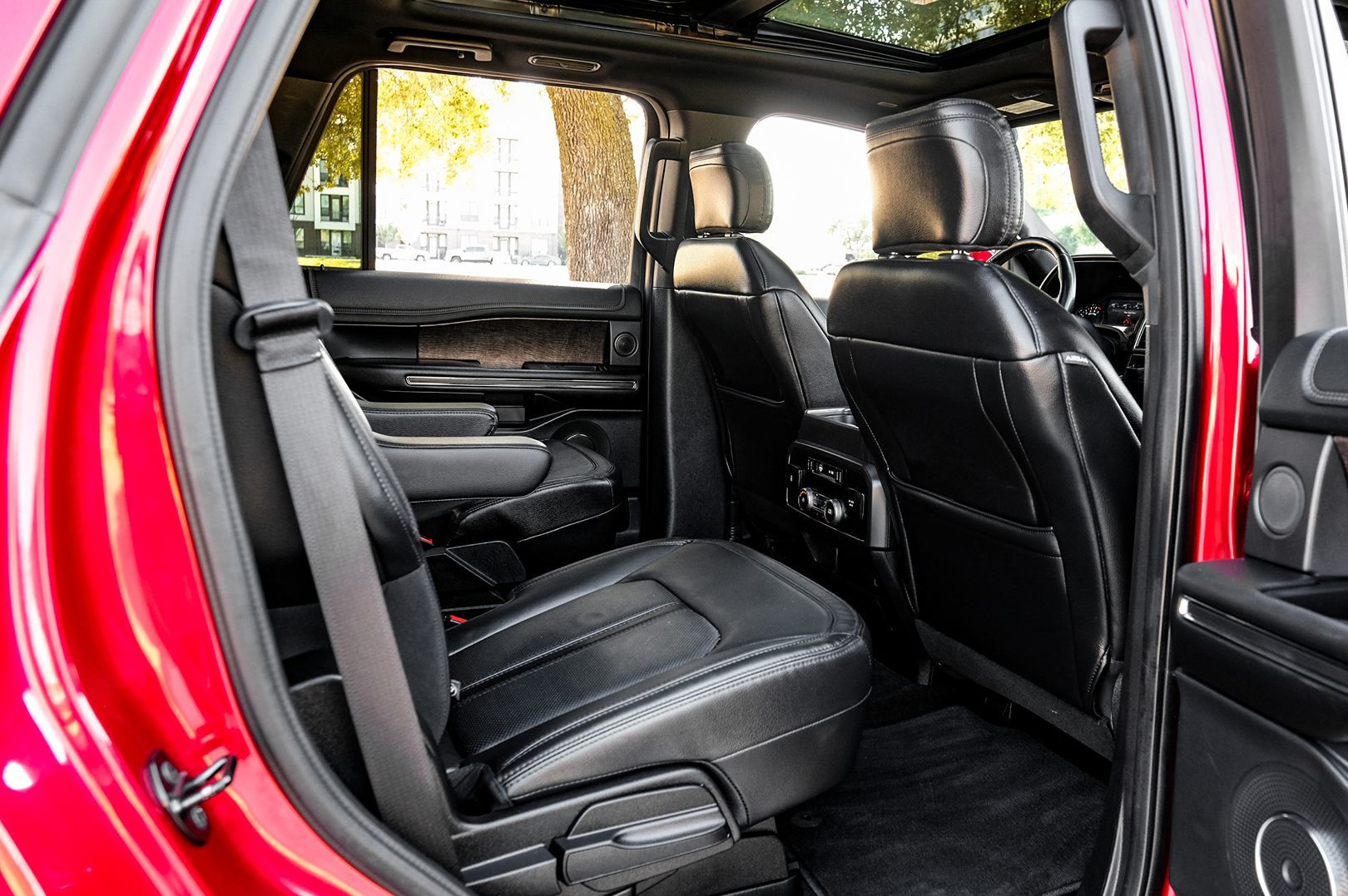 Photo 38 of this Ford Expedition