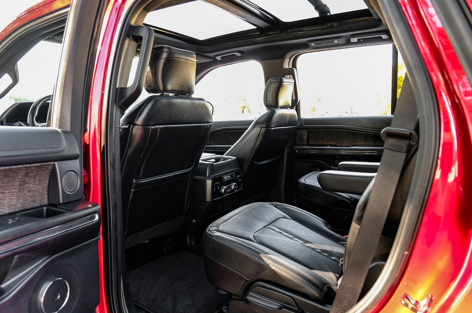 Photo 40 of this Ford Expedition