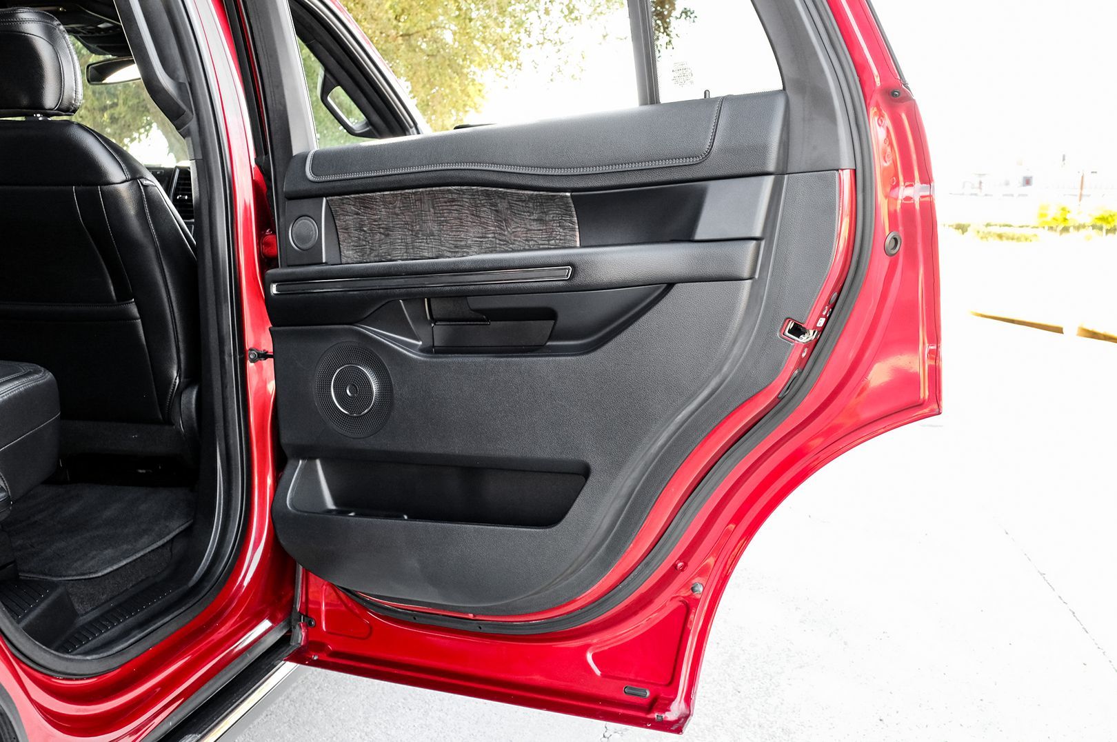 Photo 48 of this Ford Expedition