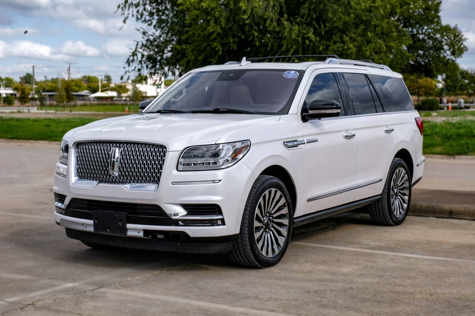 Photo 2 of this Lincoln Navigator