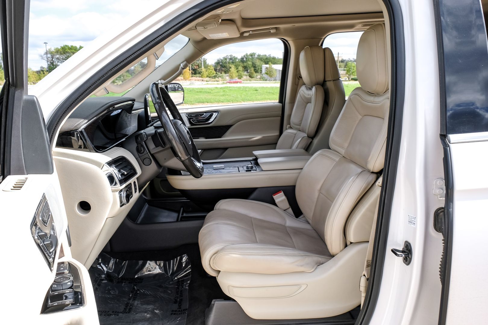 Photo 5 of this Lincoln Navigator