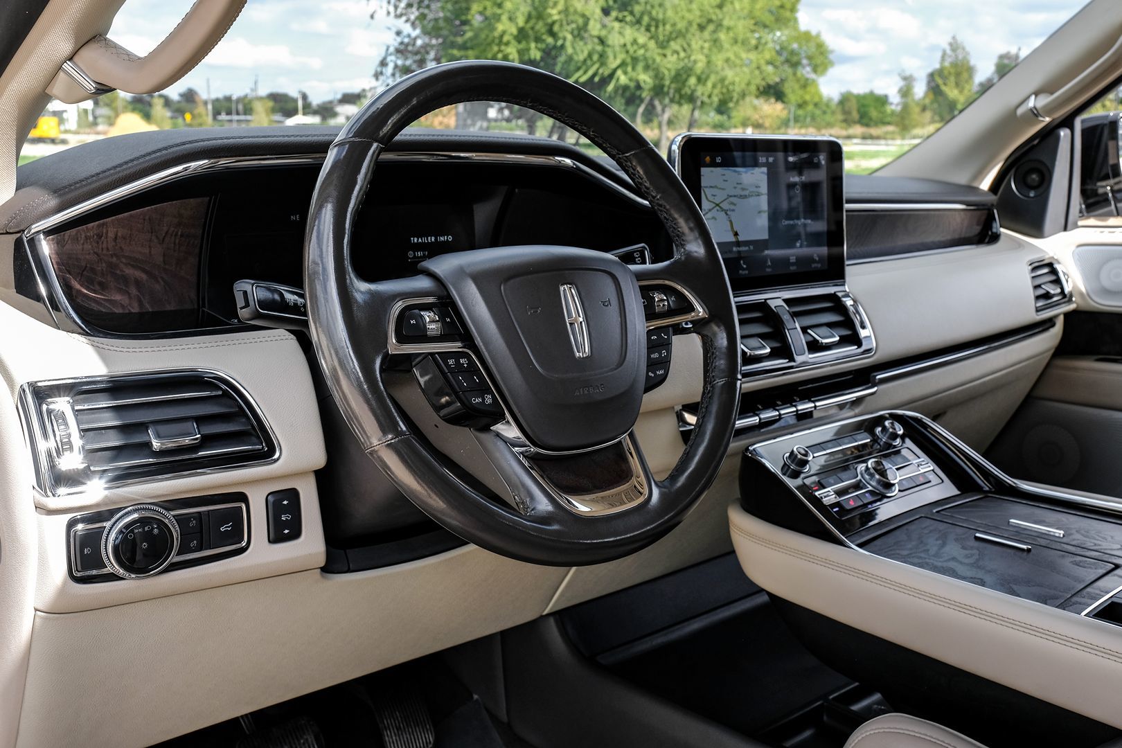 Photo 4 of this Lincoln Navigator