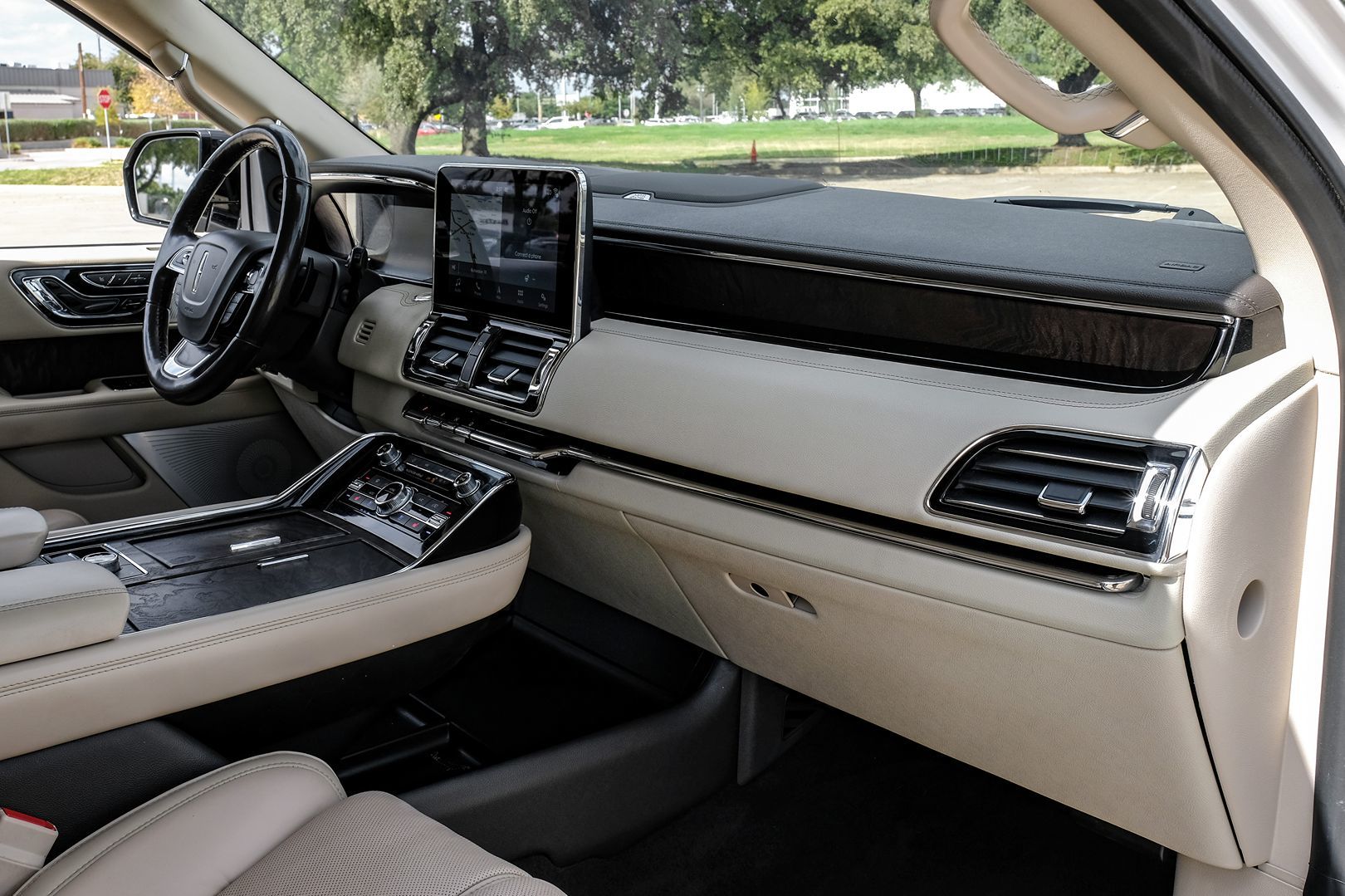 Photo 20 of this Lincoln Navigator