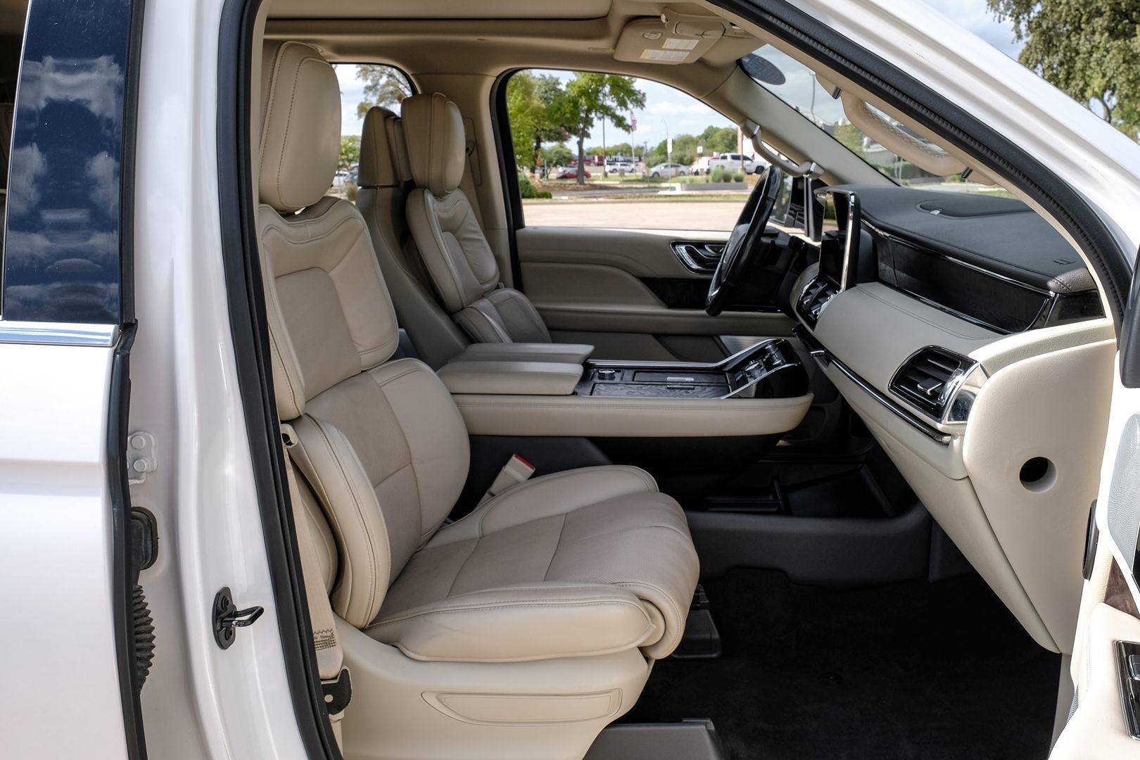 Photo 44 of this Lincoln Navigator