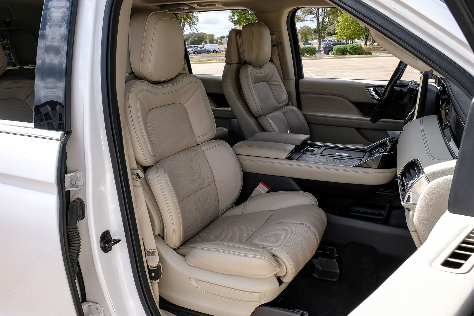 Photo 45 of this Lincoln Navigator
