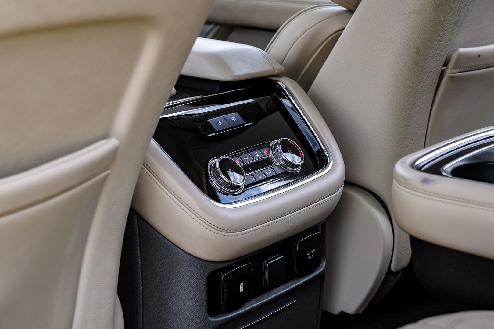 Photo 48 of this Lincoln Navigator