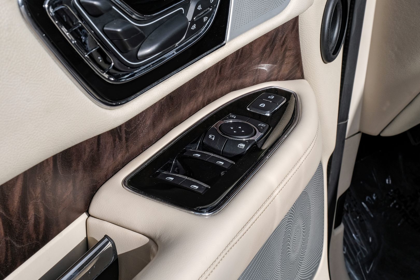 Photo 62 of this Lincoln Navigator